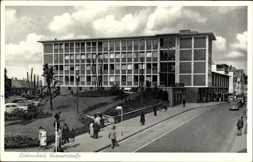 Ak Lüdenscheid im Märkischen Kreis, Knapperstraße, Passanten, Gebäude, VW Käfer