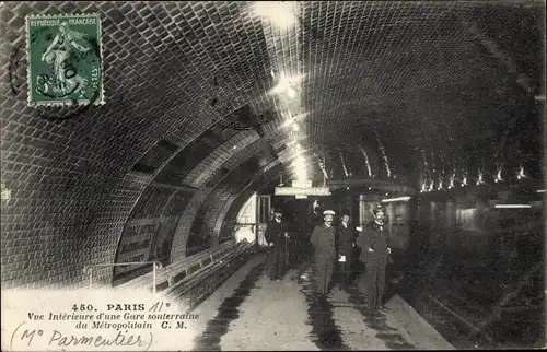 Postkarte Paris XI, Innenansicht einer U-Bahn-Station Metropolitain, Parmentier