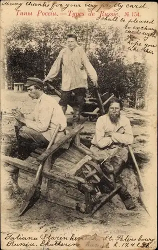 Ak Types de Russie, drei Russen in Volkstrachten
