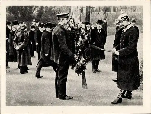 Sammelbild Geschichte der deutschen Arbeiterbewegung Teil II Bild 69, Ehrung der Märzgefallenen 1914