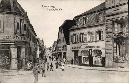 Ak Homburg in der Pfalz Saarland, Bahnhofstraße, Passanten, Central Drogerie