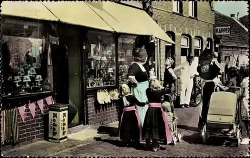 Ak Volendam Nordholland, Geschäft, Frauen und Kinder in Tracht, Kinderwagen, Reklame Kodak Film