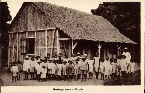 Ak Madagaskar, Kinder vor der Schule, Holzhaus mit Strohdach