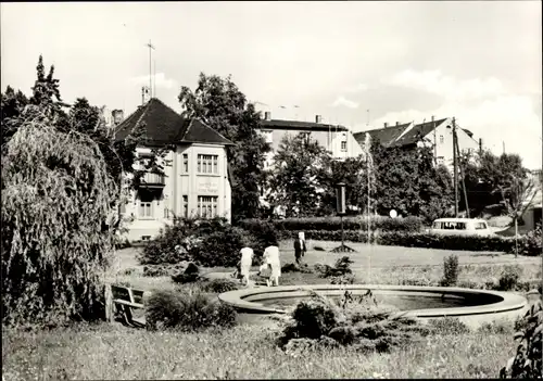 Ak Ronneburg in Thüringen, Karl Marx Platz, Springbrunnen