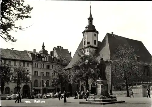 Ak Jena, Rathaus, Denkmal, Passanten