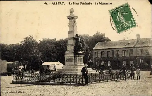 Ak Albert Somme, Place Faidherbe, Das Denkmal