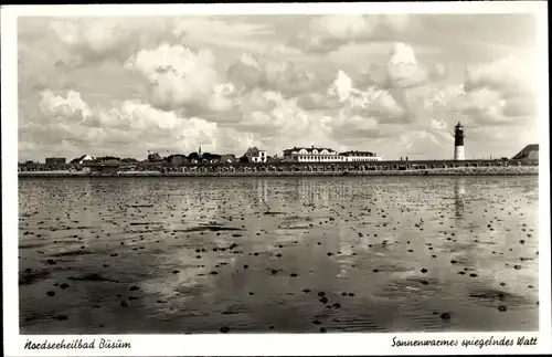 Ak Nordseebad Büsum, Sonnenwarmes spiegelndes Watt, Leuchtturm