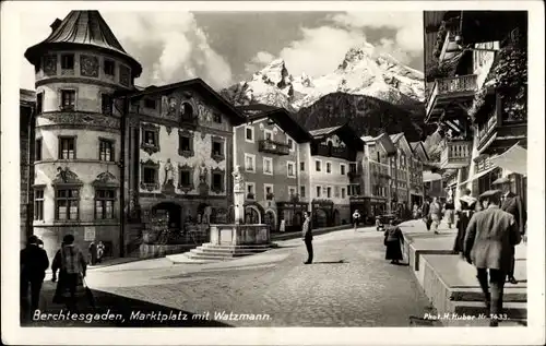 Ak Berchtesgaden in Oberbayern, Marktplatz mit Watzmann, Passanten, Brunnen