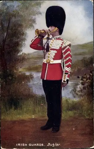 Ak Irish Guards, Bugler, Soldat bläst in seine Trompete, Bärenfellmütze, Tuck 9431