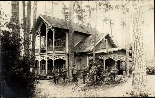 Foto Ak Deutsche Soldaten in Uniformen, Gebäude, I WK