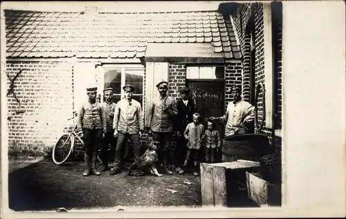 Foto Ak Deutsche Soldaten in Uniformen vor einem Haus