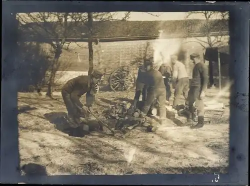 Foto Ak Deutsche Soldaten in Uniformen, Latrinegraben