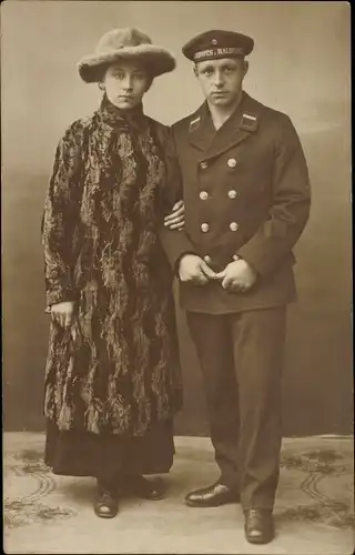 Foto Ak Deutscher Soldat in Uniform mit Frau, Seemann