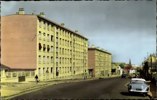 Ak Noisy le Sec Seine Saint Denis, Avenue à France, bâtiments, voitures garées