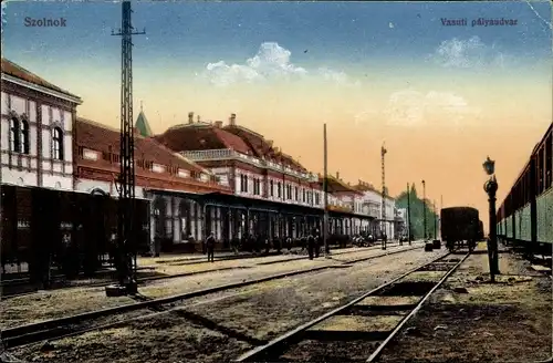 Ak Szolnok Sollnock Ungarn, Vasuti palyaudvar, Bahnhof, Gleisseite