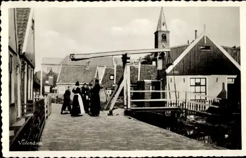 Ak Volendam Nordholland Niederlande, Straßenpartie, Brücke