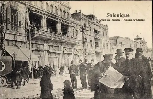 Ak Saloniki Thessaloniki Griechenland, Straße Nikis, Seeleute, Krankenwagen