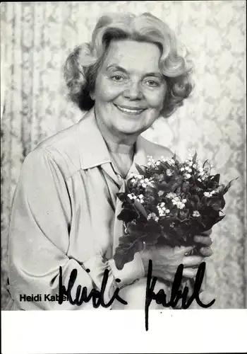 Ak Schauspielerin Heidi Kabel, Portrait mit Blumenstrauß, Autogramm