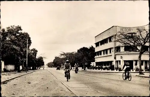 Postkarte Pointe Noire Republik Kongo, Avenue du General Charles de Gaulle, Victory Hotel