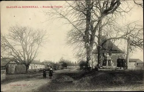 Ak Saint Jean de Bonnenal Aube, Straße nach Troyes