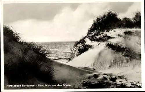 Ak Nordseebad Norderney Ostfriesland, Durchblick aus den Dünen