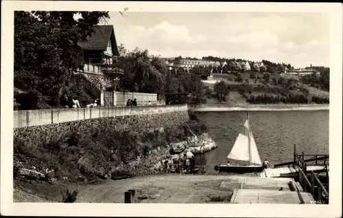 Ak Saalburg Ebersdorf in Thüringen, Am Strandweg, Segelboot, Anlegestelle, Häuser