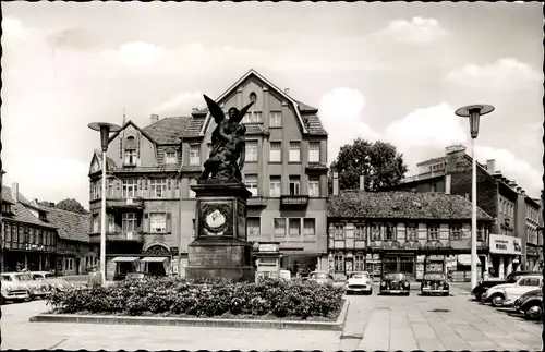 Ak Herford in Westfalen, Alter Markt, Denkmal, Autos