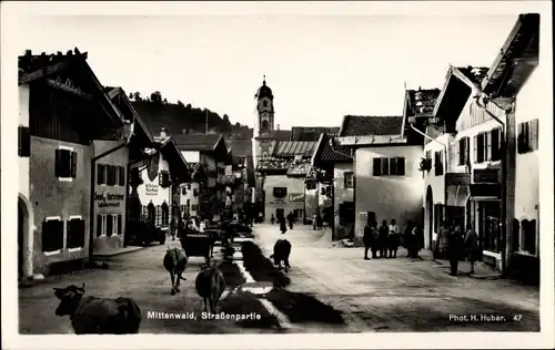 Ak Mittenwald in Oberbayern, Straßenpartie, Turm, Passanten, Kühe