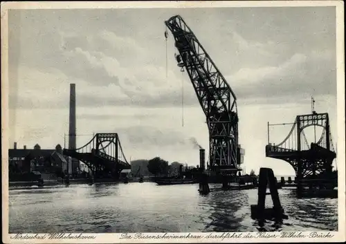 Ak Wilhelmshaven an der Nordsee, Der Riesenschwimmkran durchfährt die Kaiser-Wilhelm-Brücke