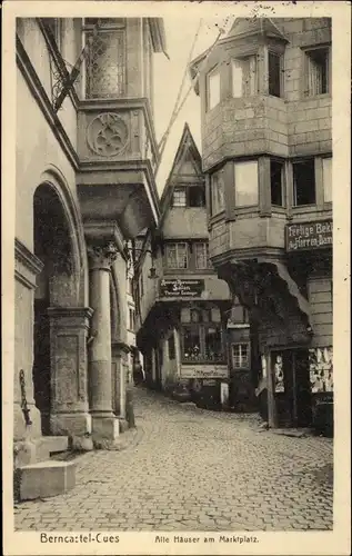 Ak Bernkastel Kues an der Mosel, Alte Häuser am Marktplatz, Salon