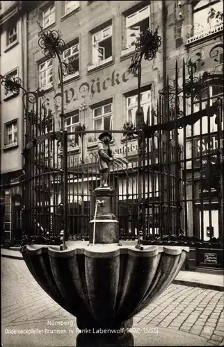 Ak Nürnberg in Mittelfranken, Dudelsackpfeifer-Brunnen, v. Plankt Labenwolf, 1492-1563