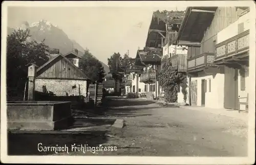 Ak Garmisch Partenkirchen in Oberbayern, Frühlingstraße, Brunnen