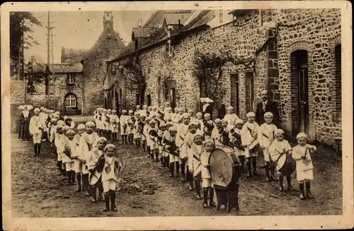 CPA Saint Fraimbault de Prières Mayenne, Défilé de la Fanfare des Orphelins de St. Georges de l'Isie