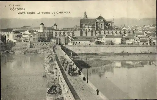 Ak Córdoba Andalusien Spanien, Stadt vom Turm von Carraola gesehen, Brücke, Mezquita