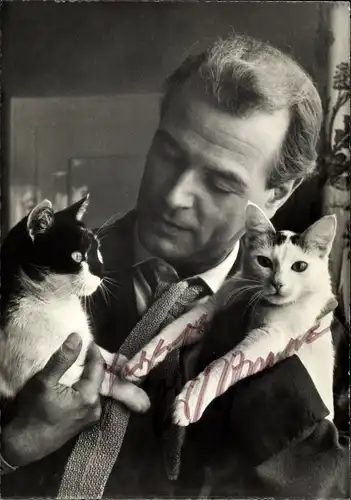 Ak Schauspieler O. W. Fischer, Portrait mit zwei Katzen, Autogramm