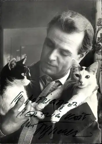 Ak Schauspieler O. W. Fischer, Portrait mit zwei Katzen, Autogramm