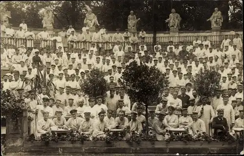 Foto Ak Deutsche Soldaten in Uniformen, Lazarett, Gruppenaufnahme
