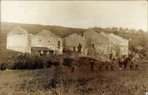 Foto Ak Deutsche Soldaten in Uniformen, Hausruinen, Kriegszerstörungen, I WK