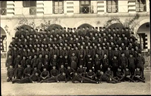 Foto Ak Tunis Tunesien, Französische Soldaten in Uniform, Gruppenbild vor der Kaserne, 1934