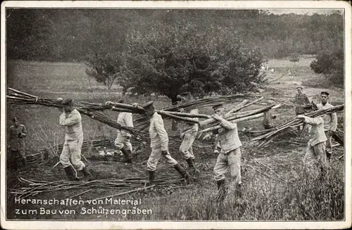 Ak Heranschaffen von Material zum Bau von Schützengraben, Deutsche Soldaten, I. WK