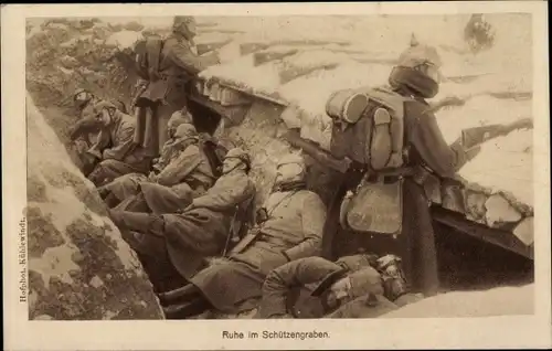 Ak Ruhe im Schützengraben, Deutsche Soldaten in Uniformen, I. WK