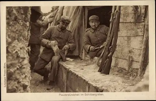 Ak Plauderstündchen im Schützengraben, Soldaten, Gewehr, I. WK