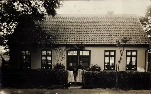 Foto Ak Augustfehn Apen in Oldenburg Ammerland, Zwei Frauen vor einem Wohnhaus