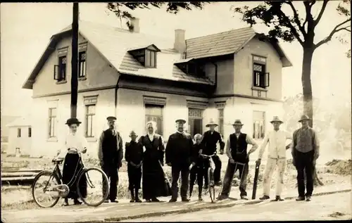 Foto Ak Westerholt in Ostfriesland, Personen vor einem Wohnhaus