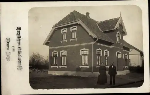 Foto Ak Apen in Oldenburg Ammerland, Mann und Frau vor einem Wohnhaus