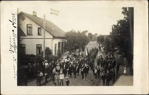 Foto Ak Apen in Oldenburg Ammerland, Straßenpartie, Festumzug