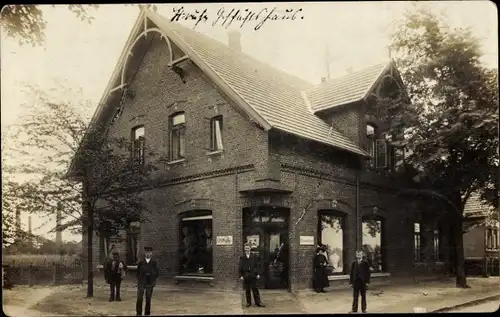 Foto Ak Augustfehn Apen in Oldenburg Ammerland, Straßenpartie, Handlung