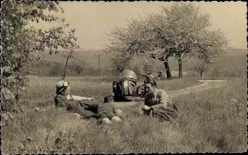 Foto Ak Wehlen an der Elbe Sächsische Schweiz, Rast am Straßenrand, Motorrad