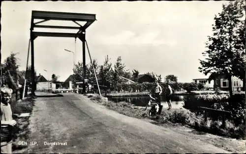 Ak Den Ilp Nordholland Niederlande, Dorfstraße, Brücke