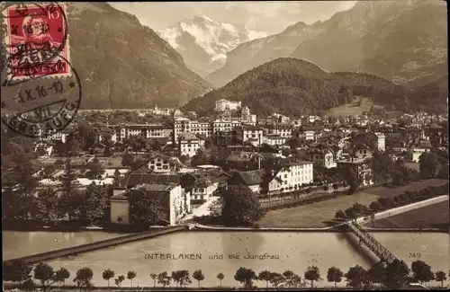 Ak Interlaken Kt. Bern Schweiz, Panorama vom Ort und Jungfrau